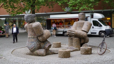 Das „Steinerne Paar“ am Rotkreuzplatz soll demnächst wieder von sprudelndem Wasser umgeben sein. Zur Brunnensaison soll der Betrieb losgehen. (Foto: Beatrix Köber)