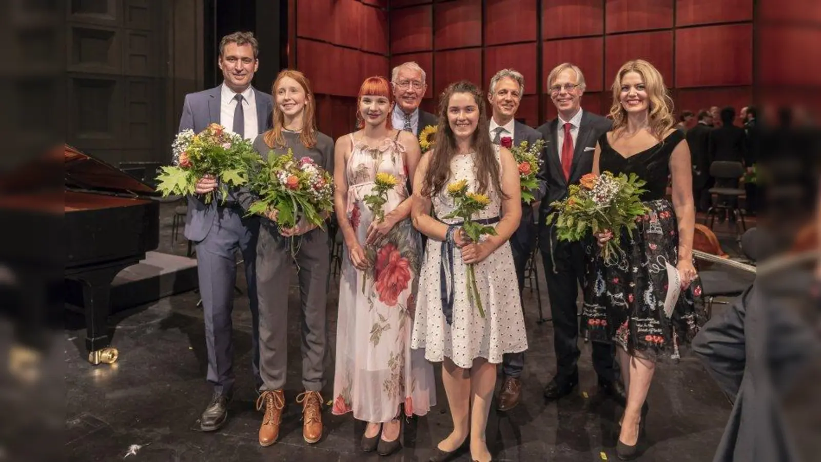Gelungener Festakt zur 50-Jahr-Feier der Aktion Sonnenschein im Prinzregententheater. Vorne Schülerinnen der Montessori-Schule und Moderatorin Monika Eckert, dahinter Staatsminister Georg Eisenreich, Dr. Walter Hasselkus (1. Vorsitzender der Aktion Sonnenschein), Dr. Jörg Dräger (Mitglied des Vorstands der Bertelsmann Stiftung) und Harald Spiegel (1. Vorsitzender des Stiftungsrates der Aktion Sonnenschein). (Foto: Stiftung Aktion Sonnenschein)