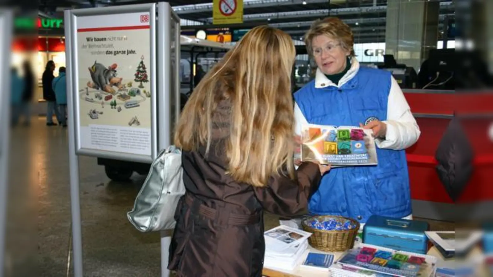 Die ehemalige zweite Bürgermeisterin, Dr. Gertraud Burkert, stellte den Kalender vor und begann sofort mit dem Verkauf.  (Foto: au)