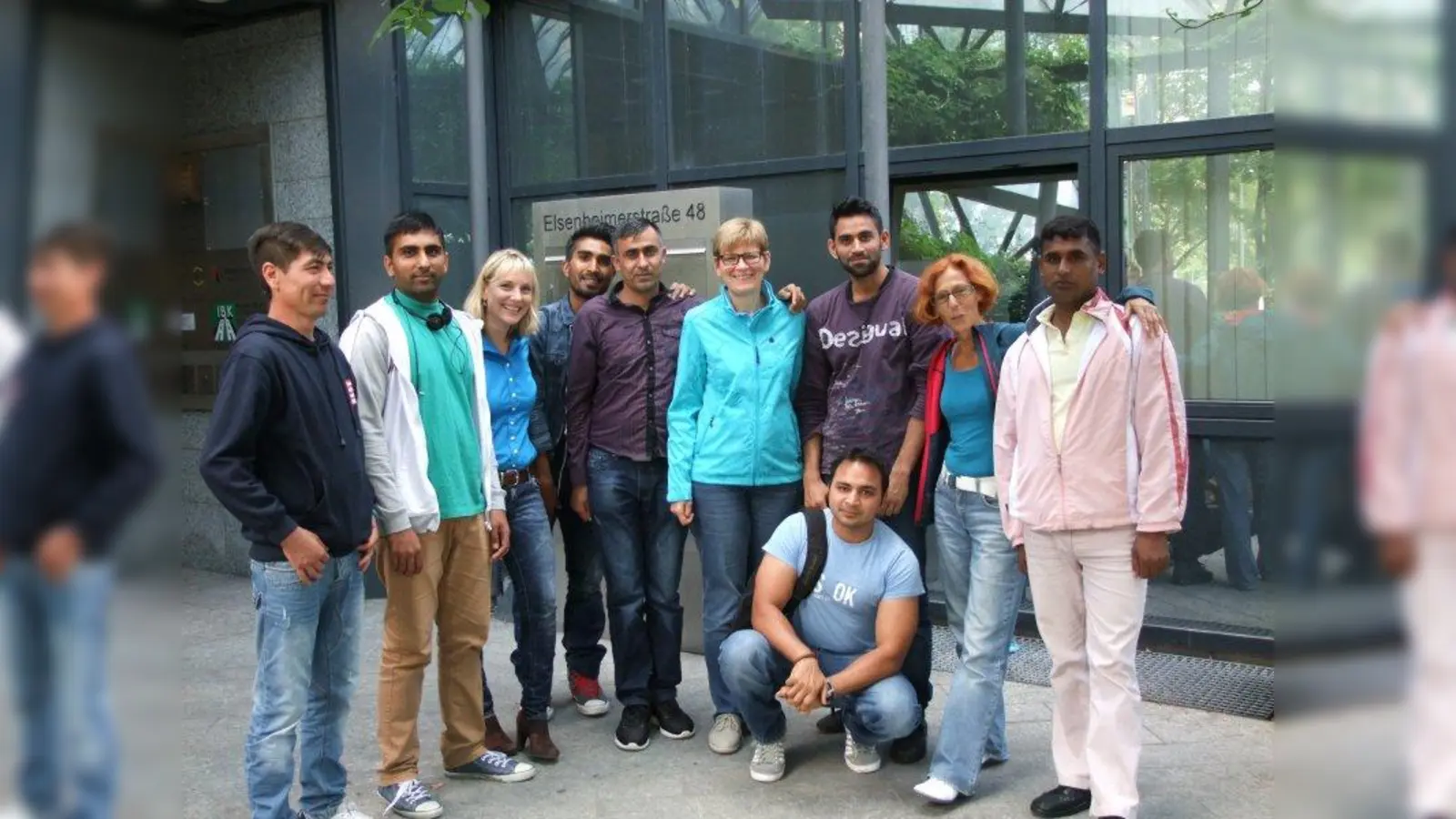 Der Helferkreis Flüchtlinge vom Pfarrverband Laim bleibt weiter aktiv. Regelmäßig treffen sich Helfer und Flüchtlinge zum Freizeittreff, zum Deutschkurs oder zum Sprachcafé. Die ehrenamtlichen Helferinnen im Bild (v.l.): Ulrike Gierer, Simone Rappel und Lisa Antl-Schmelz. (Foto: pr)