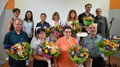 München dankt den Ehrenamtlichen. Im Bild hinten, von links: Kristina Jakob (SHZ), Anne Hübner (Vorsitzende SPD/VOLT-Fraktion), Drönsell Sakhang, Regine Zille, Claudia Covo, Frederick Kukla, Klaus Grothe-Bortlik (SHZ) und vorne, von links: Hoger Gruber, Marina Moiseeva, Daniela Karch, Mohammad Maleki. (Foto: SHZ München)