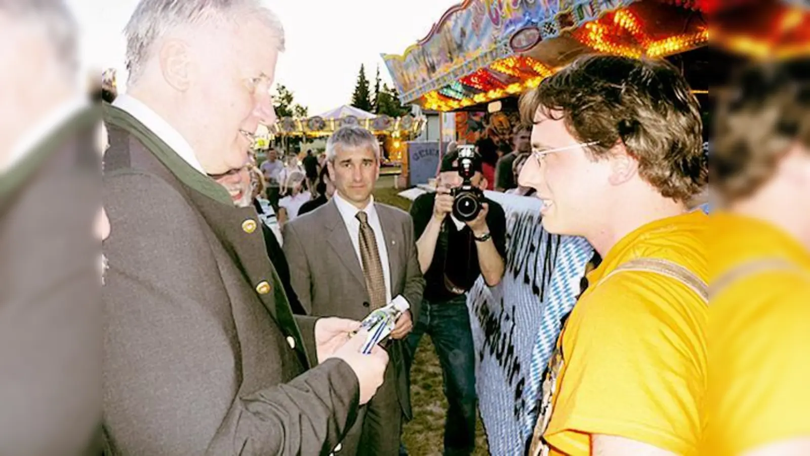 Studiengebührengegner versuchen Ministerpräsident Horst Seehofer von der Abschaffung der Gebühren zu überzeugen, hier bei einem Wahlkampfauftritt in Trudering.  (Foto: SoS)