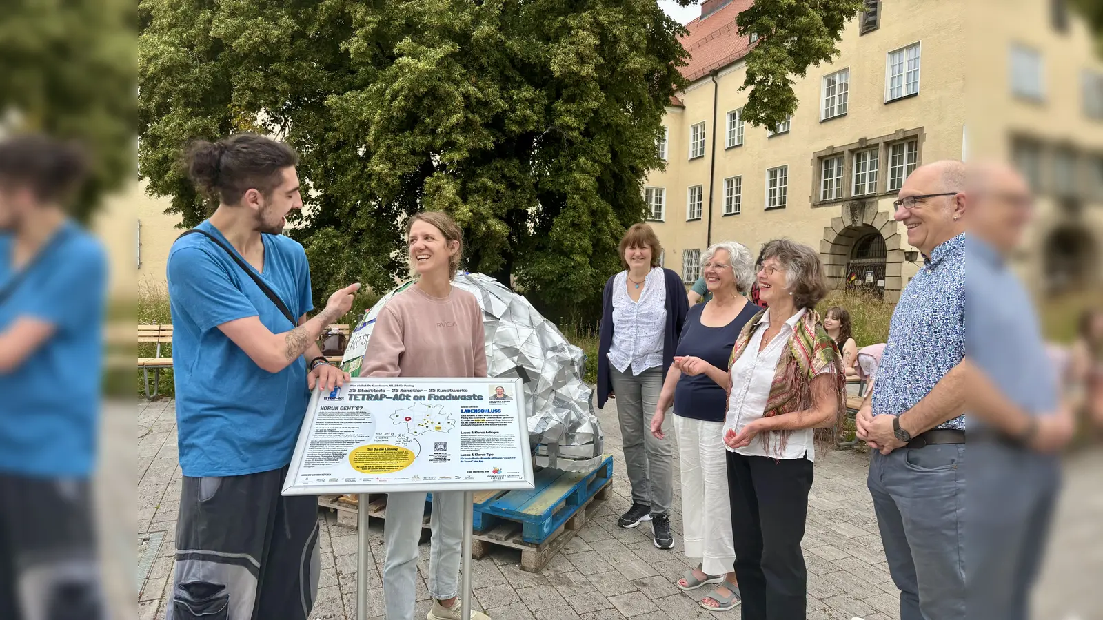 Vor dem Pasinger Rathaus: Künstler Luca Rotkvic, Judith von der Community Kitchen sowie Sigrid Kaschuba, Ingrid Standl, Angela Scheibe-Jaeger und BA-Vorsitzender Frieder Vogelsgesang (v.l.). (Foto: Ulrike Seiffert)
