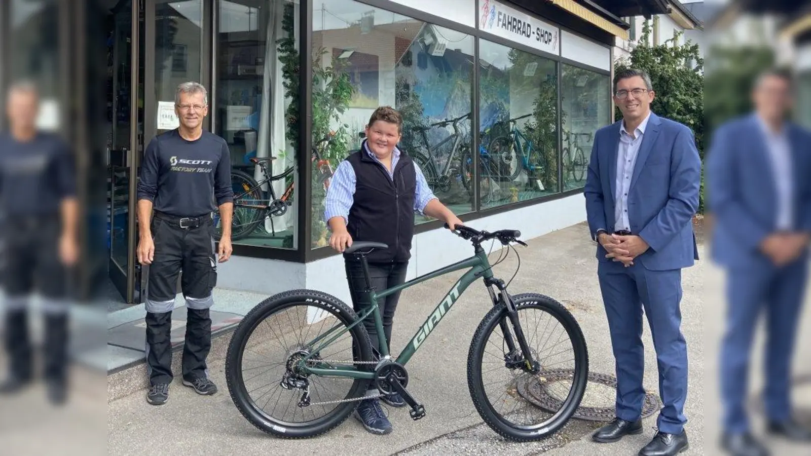 Sigi Schmid, Franzi Pelland, Frank Zellner (von links) bei der Übergabe des Mountainbikes. (Foto: CSU)