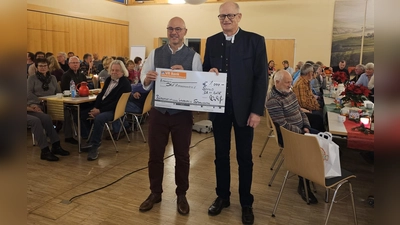 Vorstand Uwe Wütherich (l.) nahm von Johann Oberhofer den Spendenscheck entgegen. (Foto: red)