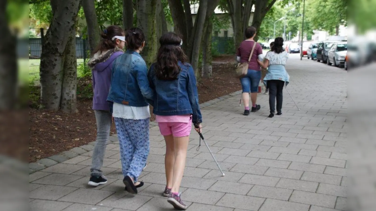 Mit Augenbinden und Blindenlangstöcken ging es durch Neuhausen. (Foto: jw)