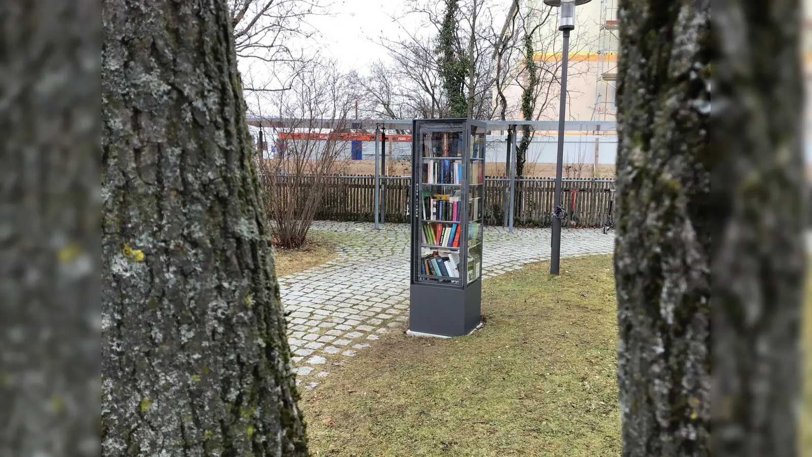 Der Bücherschrank in der Lerchenau steht erst seit einem halben Jahr. (Foto: Daniel Mielcarek)