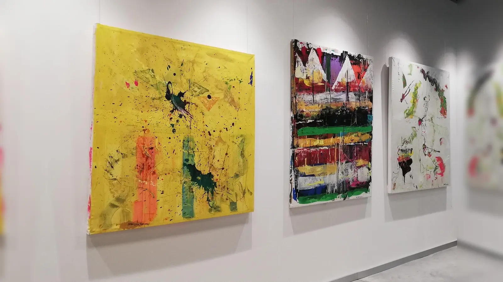 In der Lobby M1 der Macherei München hängen seit kurzem zahlreiche Kunstwerke. (Foto: Heike Eiber)