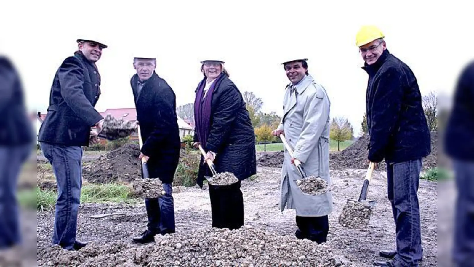 Beim Spatenstich für das neue Kinderhaus (v.l.): Bernhard Stilling, Markus Heilmeier, Hannelore Gabor, Paul Auer und Helmuth Schuster.	 (Foto: sl)