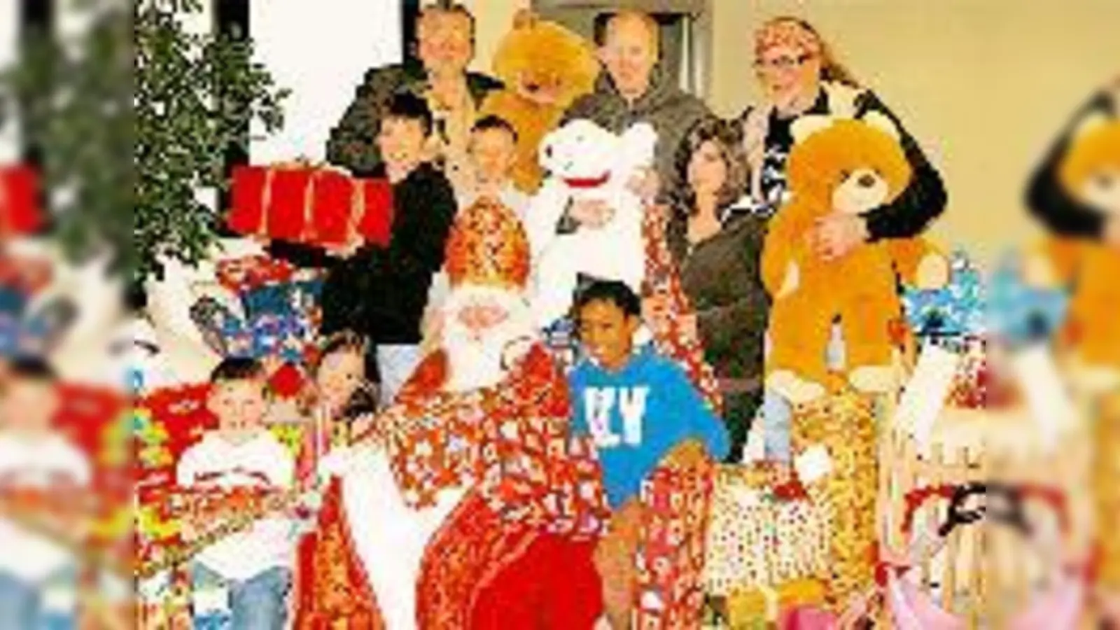 Großes Herz für kleine Kinder (v. l.): Bauunternehmer Anton Schrobenhauser, Schauspieler Helmut Rolle als Bischof Nikolaus, Matthias Sammer und Sternekoch Stefan Marquard.   (Foto: Ka)