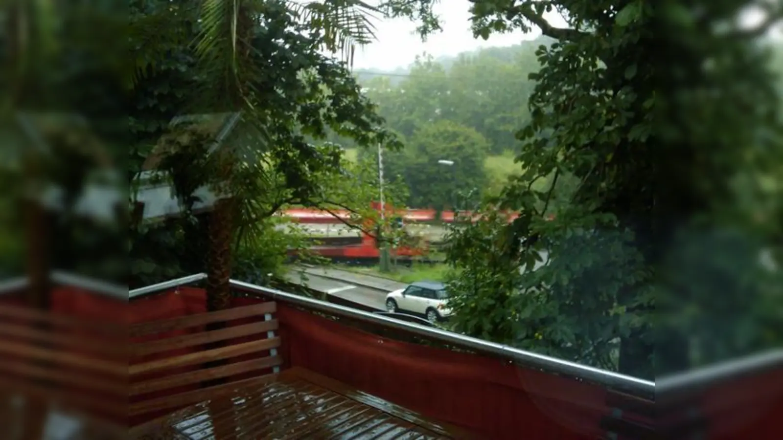 Schranke hoch, freie Fahrt  von wegen! Zwei Tage war die Schranke am Bahnübergang Thomas-Hauser-Straße defekt.	 (Foto: Privat)