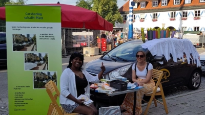 Das Carsharing-Auto der Glonner Autoteiler wurde zum 20-jährigen Jubiläum während des Nachtflohmarkts zur Geburtstagstorte umdekoriert. (Foto: Glonner Autoteiler)