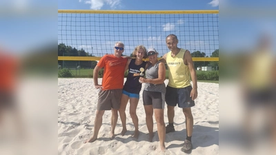 Das Team „Zwerge” konnte das Beachvolleyballturnier nach spannenden Spielen für sich entscheiden. (Foto: Weitzel)