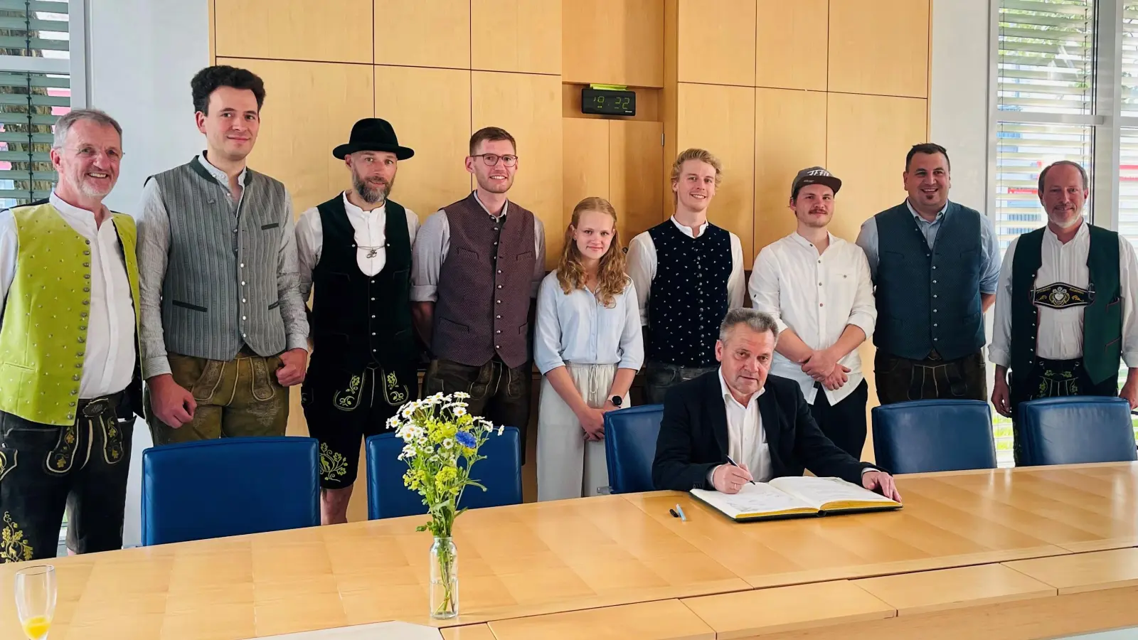 Bürgermeister Christoph Schmid (r.) und Sportbeauftragtem Jörg Wedekind (l.) gratulierten den Geehrten: (ab 2.v.l.) Matthias Peischer, Christian Grasmann, Stefan Zellermayer, Emilija Birka, Manni Schwabl (sitzend), Ludwig Huber, Franz Kadlec und Andreas Lambert. (Foto: hw)