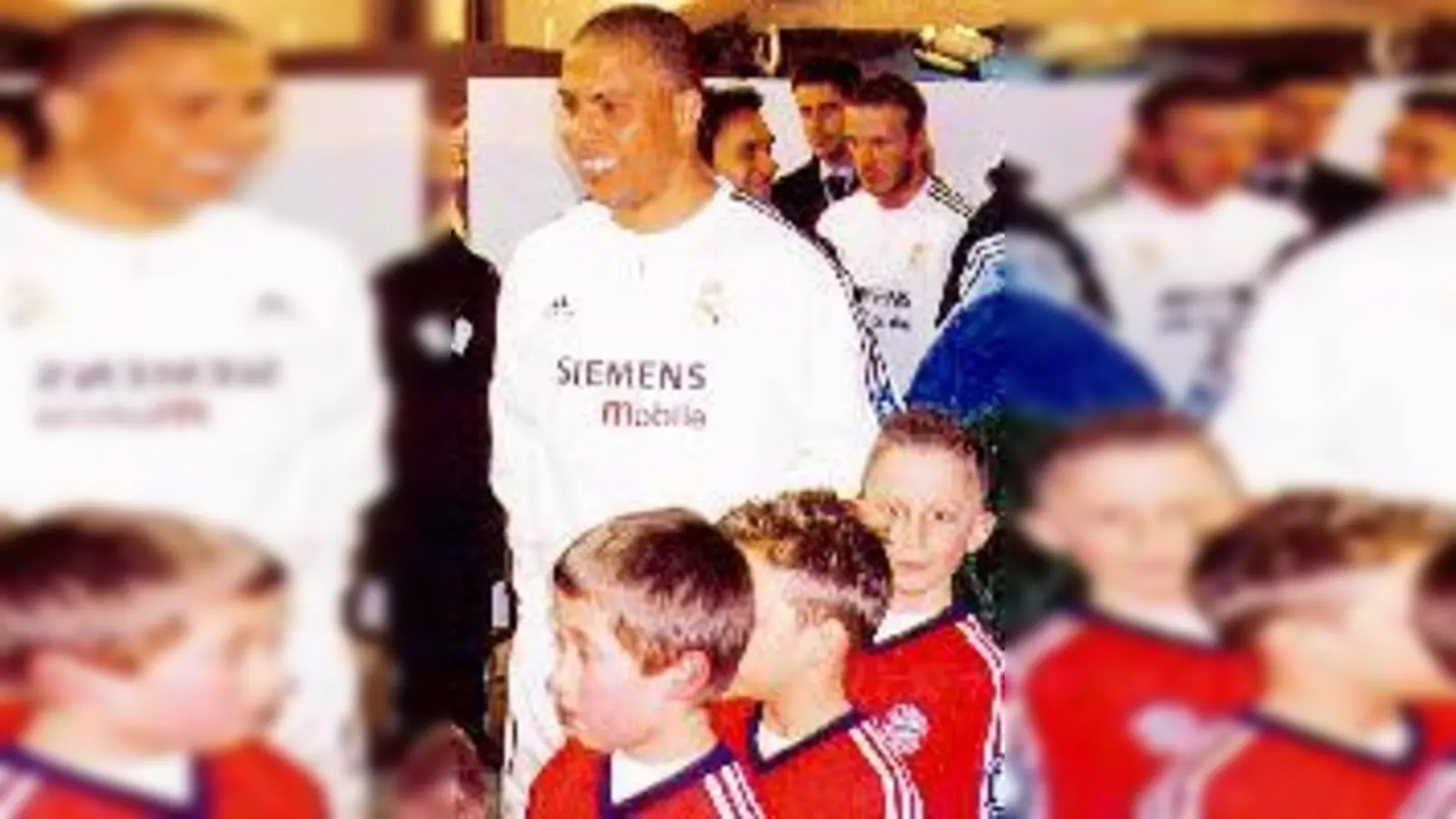 Ganz nah kamen beim Champions-League-Spiel 11 junge Feldkirchner den Fußballstars von Real Madrid: Sie durften an der Hand von Ronaldo, Beckham und Co. einlaufen.	 (Foto: Verein)