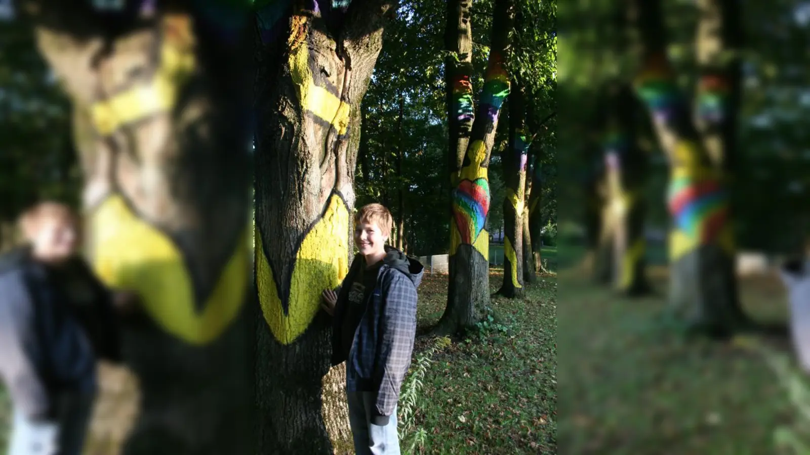 Der 13 Jahre alte Schüler Tobias bemalte im Frühjahr gemeinsam mit anderen Schülerinnen und Schülern im Münchner Westen im Rahmen des Kunstprojektes „Baumbilder” die Bäume in der Grünanlage des Freizeitgeländes Allach (ehemals Sommerbad) an der Eversbuschstraße 213. Der Kunst-Wald bleibt dauerhaft erhalten. (Foto: ws)