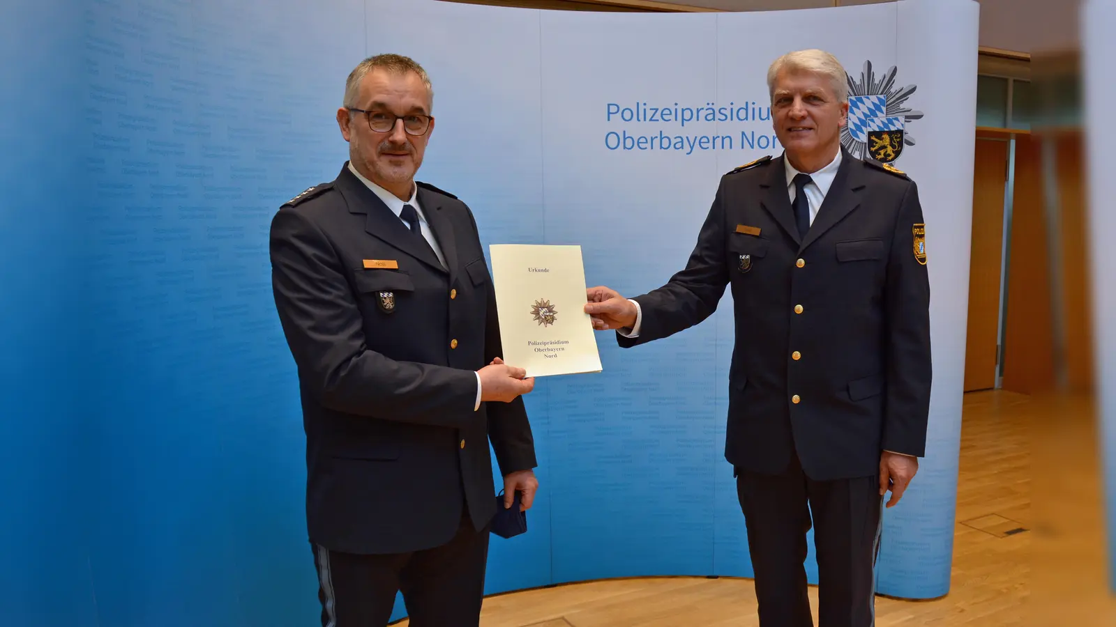 Polizeipräsident Günther Gietl (r.) wünschte Polizeihauptkommissar Winfried Naßl viel Erfolg und Freude bei seinen neuen Aufgaben. (Foto: Polizei)