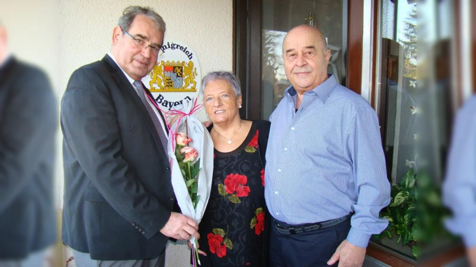 2. Bürgermeister Wolfgang Andre gratuliert Anna und Günter Müller zum 50. Hochzeitstag. (Foto: pst)