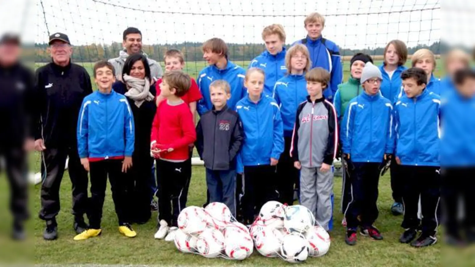 Die Integrationsgruppe des TSV mit Trainer Alfred Rietzler, Danusch und Bobby Machlug und Co-Trainer Dominik Busch (v. l.).	 (Foto: VA)