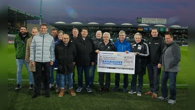 Mit den Bonusschecks belohnt der Deutsche Fußball-Bund die Heimatvereine der Junioren-Nationalspieler. (Foto: BFV)