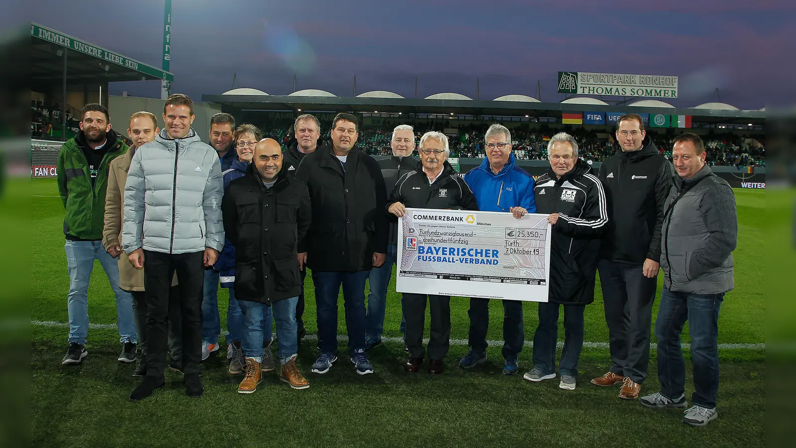 Mit den Bonusschecks belohnt der Deutsche Fußball-Bund die Heimatvereine der Junioren-Nationalspieler. (Foto: BFV)