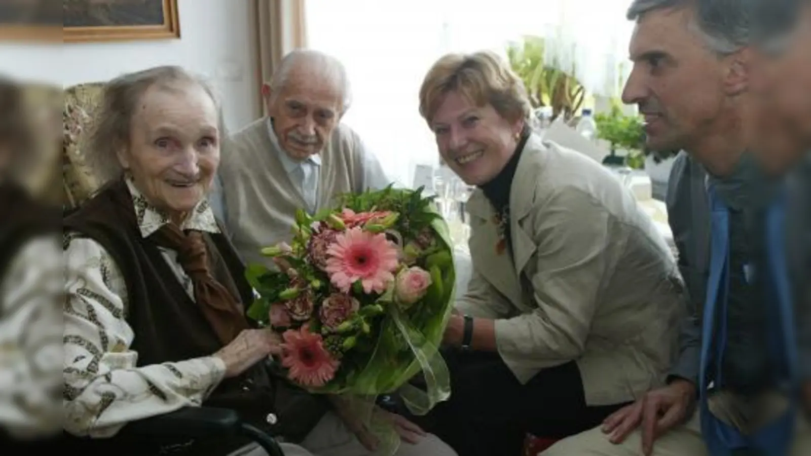 Bürgermeisterin Annemarie Detsch überreichte Blumen und Geschenke der Gemeinde an Maria Hausler (links). Dazwischen der 101-jährige Johann Hausler, rechts im Bild Heimleiter Ulrich Spies. (Foto: US)