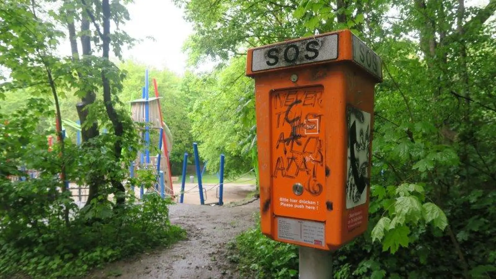 Notrufsäule in den nördlichen Neuhofener Anlagen, angrenzend an den Spiel- und Sportplatz. (Foto: lsc)