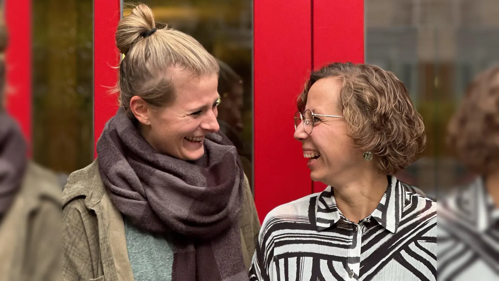 Ein starkes Duo für die Münchner Jugendarbeit: Martina Gaßner (links) und Ramona Oesterlein vom Marie-Luise-Schattenmann-Haus. (Foto: MLSH)
