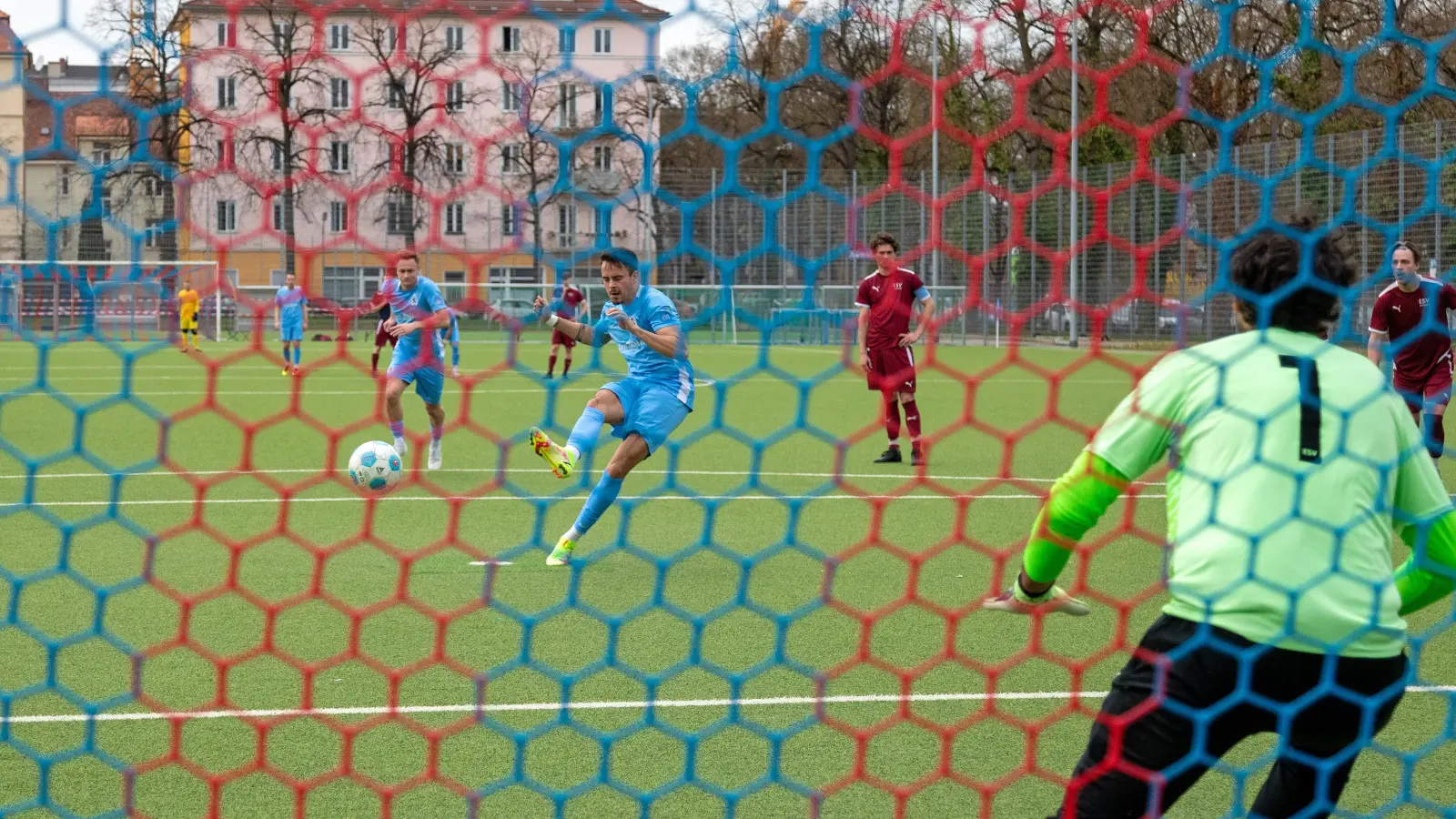 Strafstoß: Jeffrey Ebert. (Foto: Anne Wild)