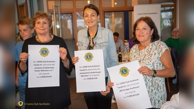 Freuen sich über die Spenden des Lionsclubs (v. l. n. r.): Lisa Stritzl-Goreczko von der Elteninitiative krebskranke Kinder, Simone Hartmann von der Stiftung Ambulantes Kinderhospiz München und Rosemarie Schmitz-Pelger von der MS Gruppe Aschheim. (Foto: Lions Club Aschheim)