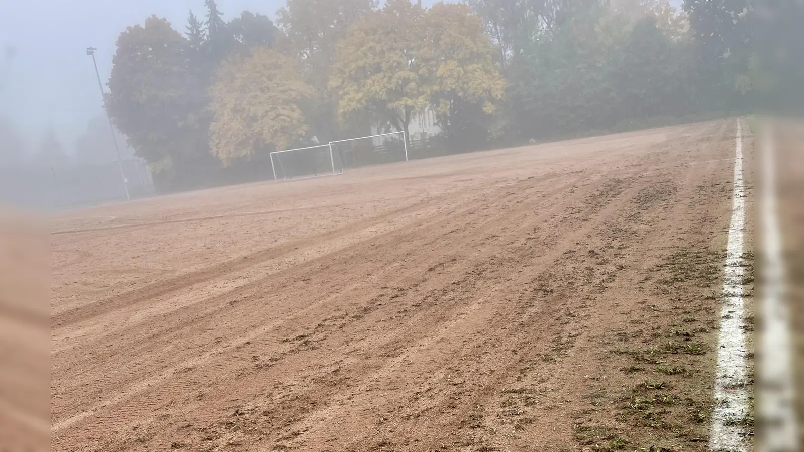 Löcher, Furchen, unbefestigte Erdstücke - die Sportanlagen beim TSG Pasing sind kaum noch nutzbar. (Foto: us)
