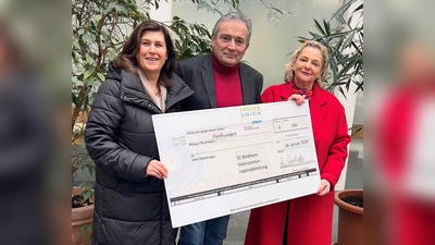 Bei der Scheckübergabe (v.l.) FU stellv. Vorsitzende Bärbl Weis, Josef Schmid (1.Vorsitzender des SCBV) und FU Vorsitzende Michaela Merzendorfer. (Foto: FU Vaterstetten)