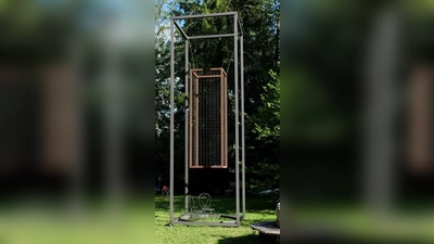 Das riesige Kunstwerk des Schondorfers Thomas Lenhart ist in Lengries auf der Kunstwoche zu sehen. (Foto: Maren Martell)