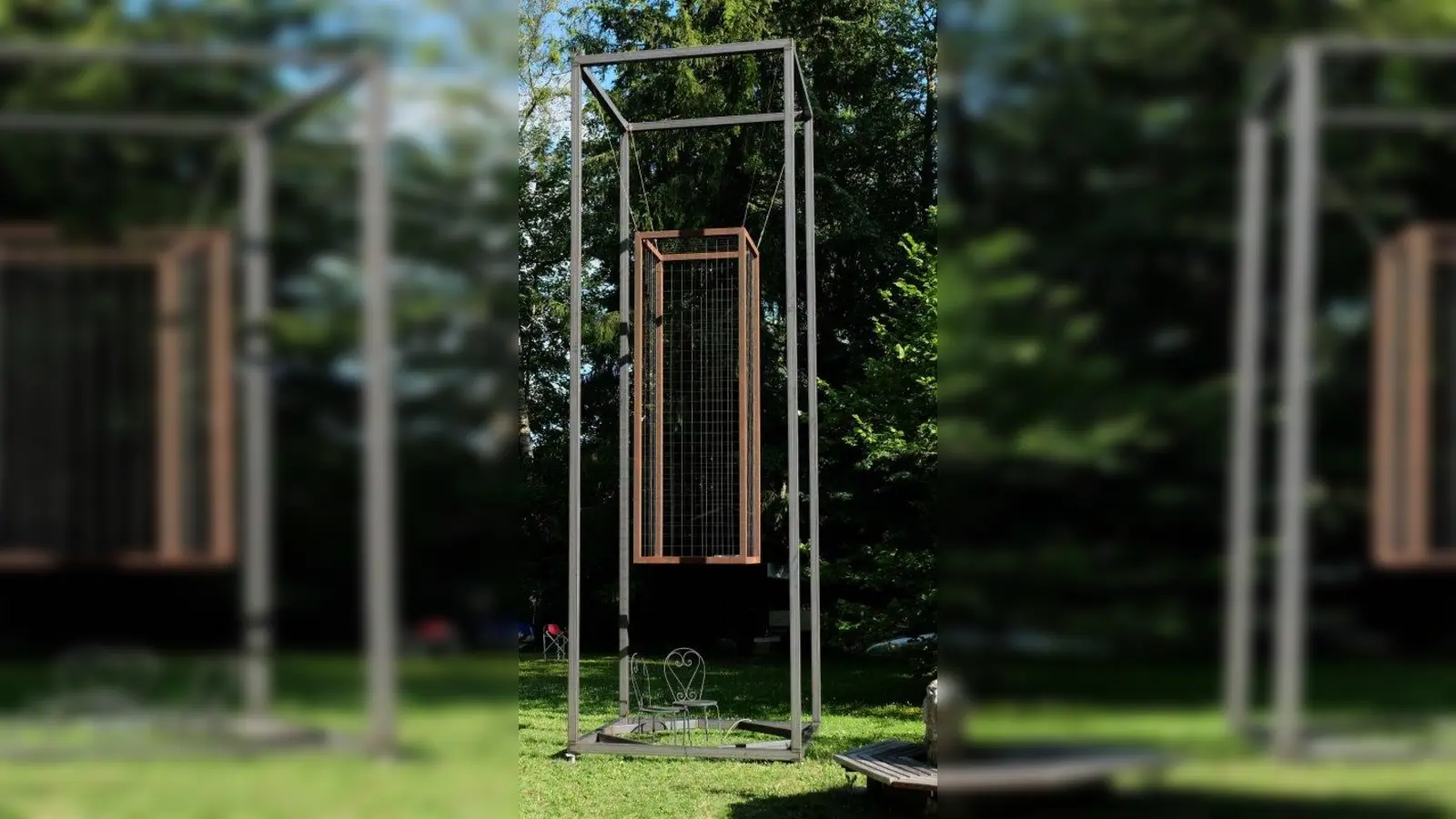 Das riesige Kunstwerk des Schondorfers Thomas Lenhart ist in Lengries auf der Kunstwoche zu sehen. (Foto: Maren Martell)