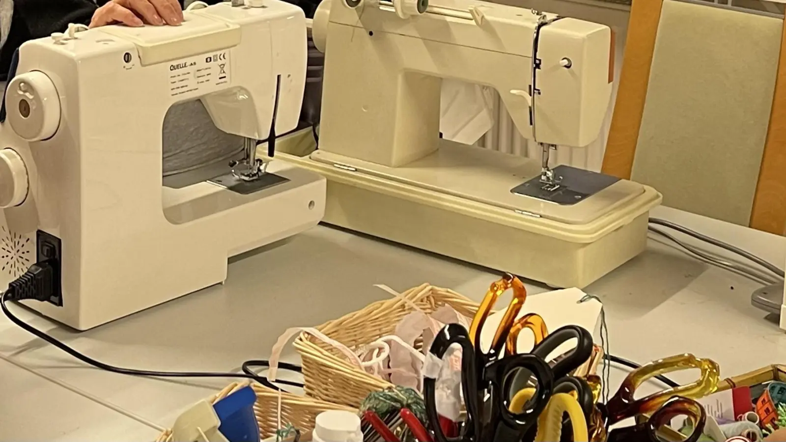 Die Henkeltaschen werden mit der Nähmaschine gefertigt.  (Foto: hw)