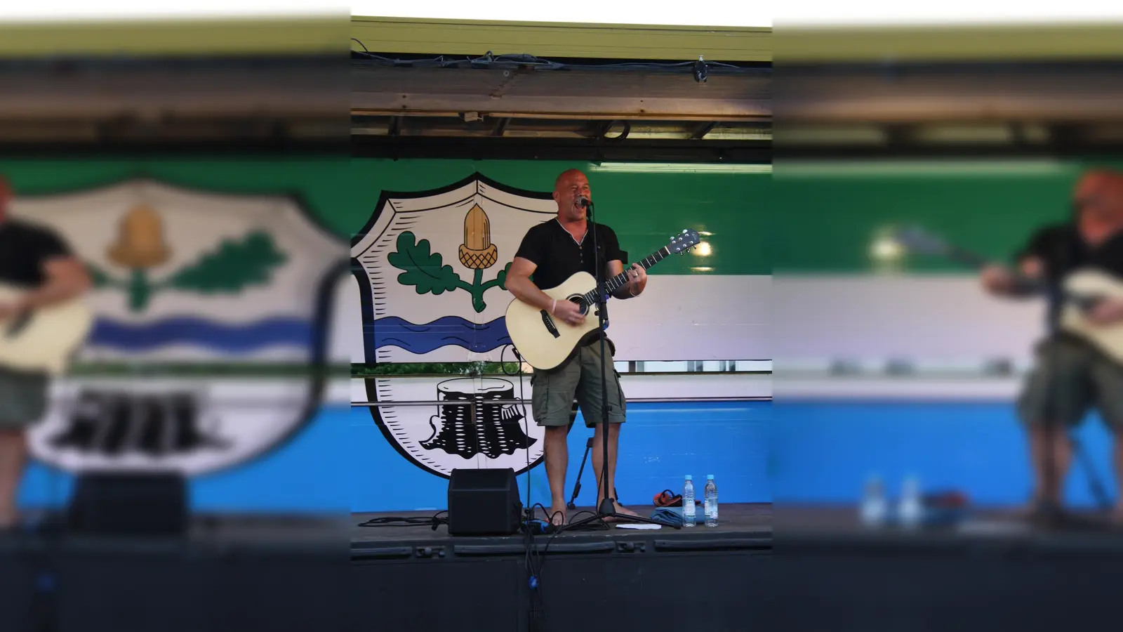 Der Liedermacher Michael Dietmayr sorgte für ausgelassene Stimmung beim Dorffest. (Foto: Gemeinde Hohenbrunn)