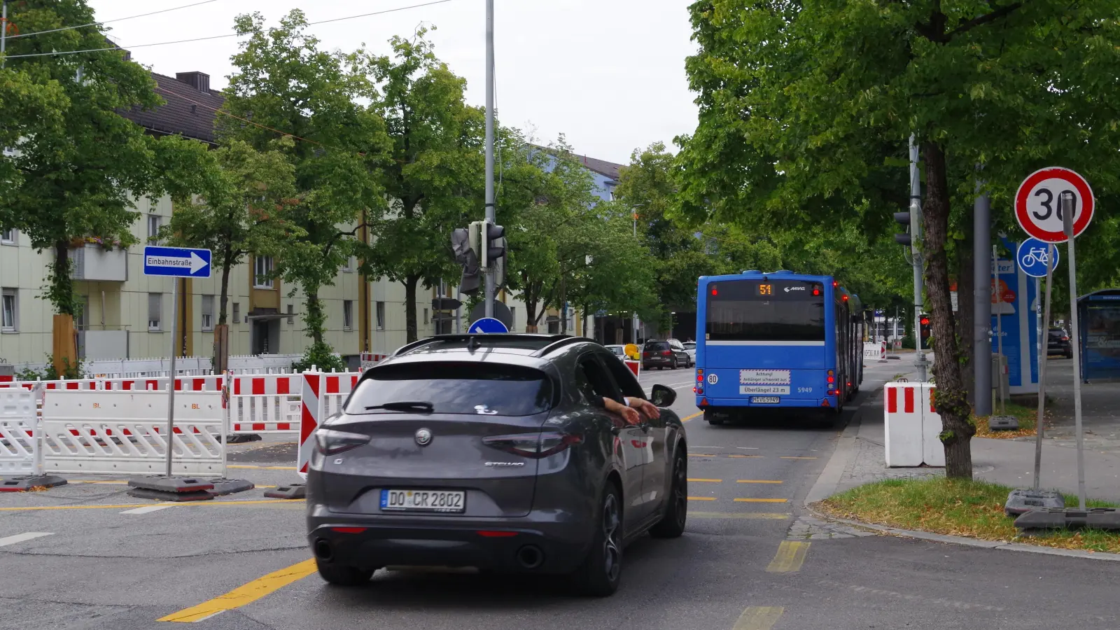 Aufgrund des Baus der Tram-Trasse ist die Wotanstraße derzeit nur mehr als Einbahnstraße nutzbar. Der Verkehr Richtung Süden muss demnach auf Ausweichrouten geführt werden. (Foto: kö)