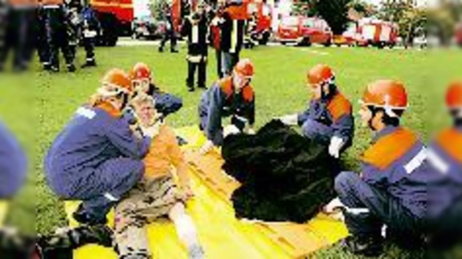 Viele helfende Hände mühen sich um den »Verletzten« Christian Strasser.  (Foto: Tränkel)