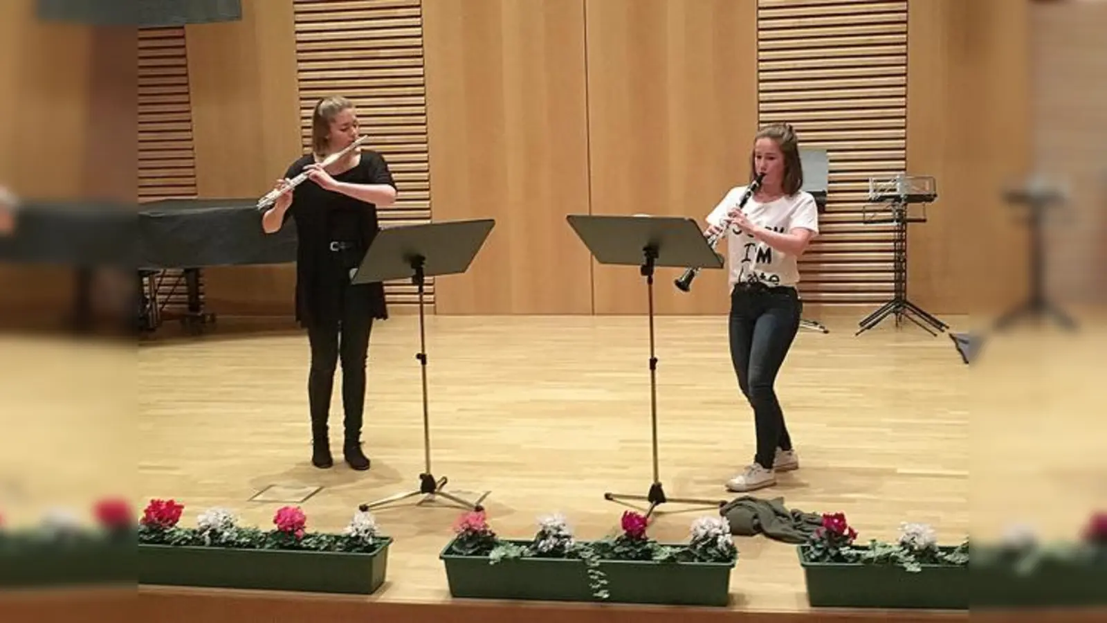 Das Duo Emilia Rupprecht (l.) und Marie-Theres Schindler hat sich für den Bundeswettbewerb qualifiziert. 	 (Foto: privat)