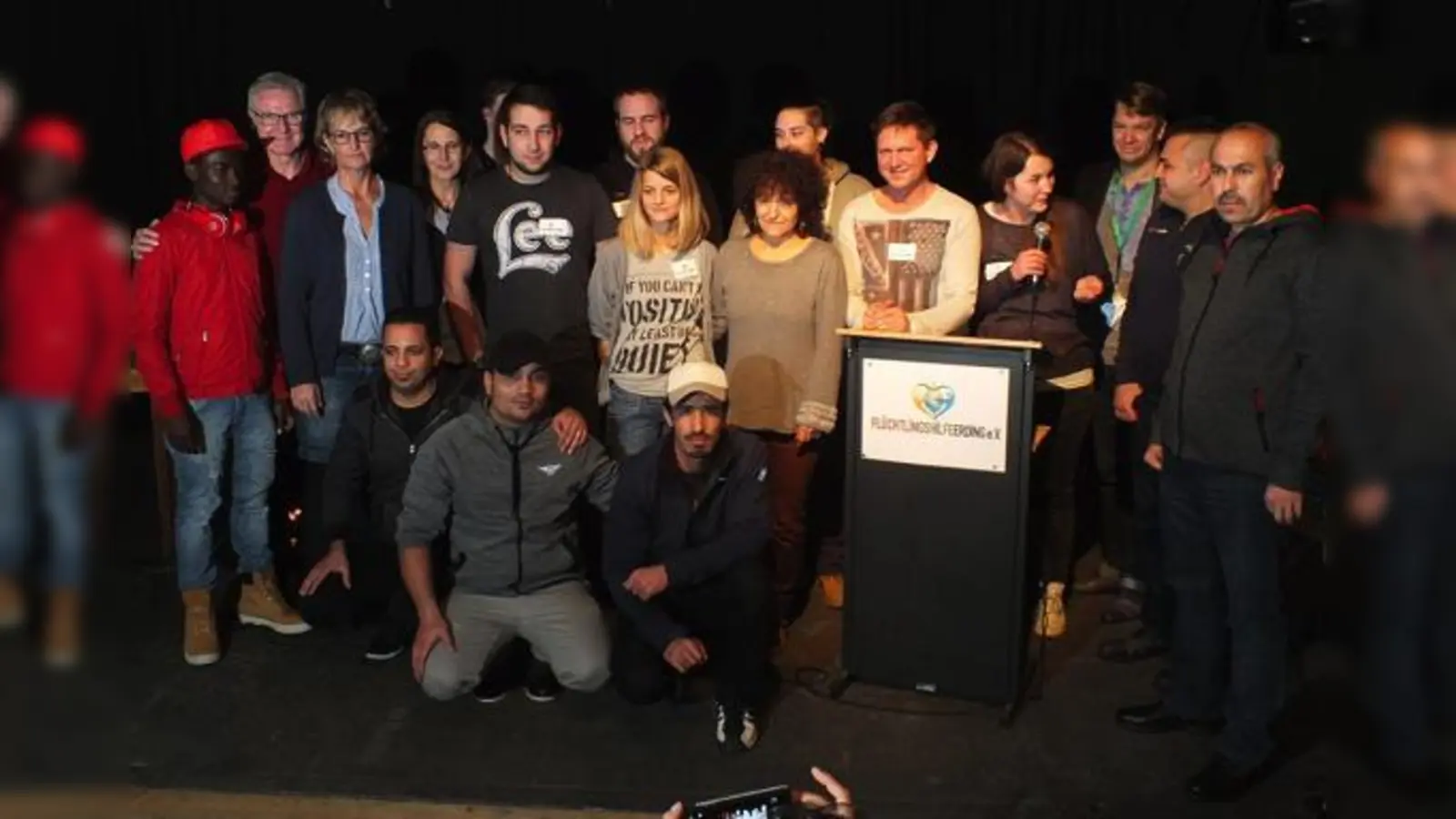 Ein starkes Team: Die Flüchtlingshilfe Erding präsentierte bei der Weihnachtsfeier nicht nur ihren Vorstand, sondern auch einen Teil der unverzichtbaren Dolmetscher und Übersetzter, von denen die meisten selbst mal Flüchtlinge waren.  (F.: kw)