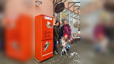 Der Bücherkühli steht jetzt vorm „Süßen Zauber” in Söcking. Inhaberin Elena Wupper (links),  Lilian Kura, Stephanie Moder und Anja Moritz von der Initiative „Starnberger Bücherschrank freuen sich über den neuen Standort. (Foto: Lilian Kura)