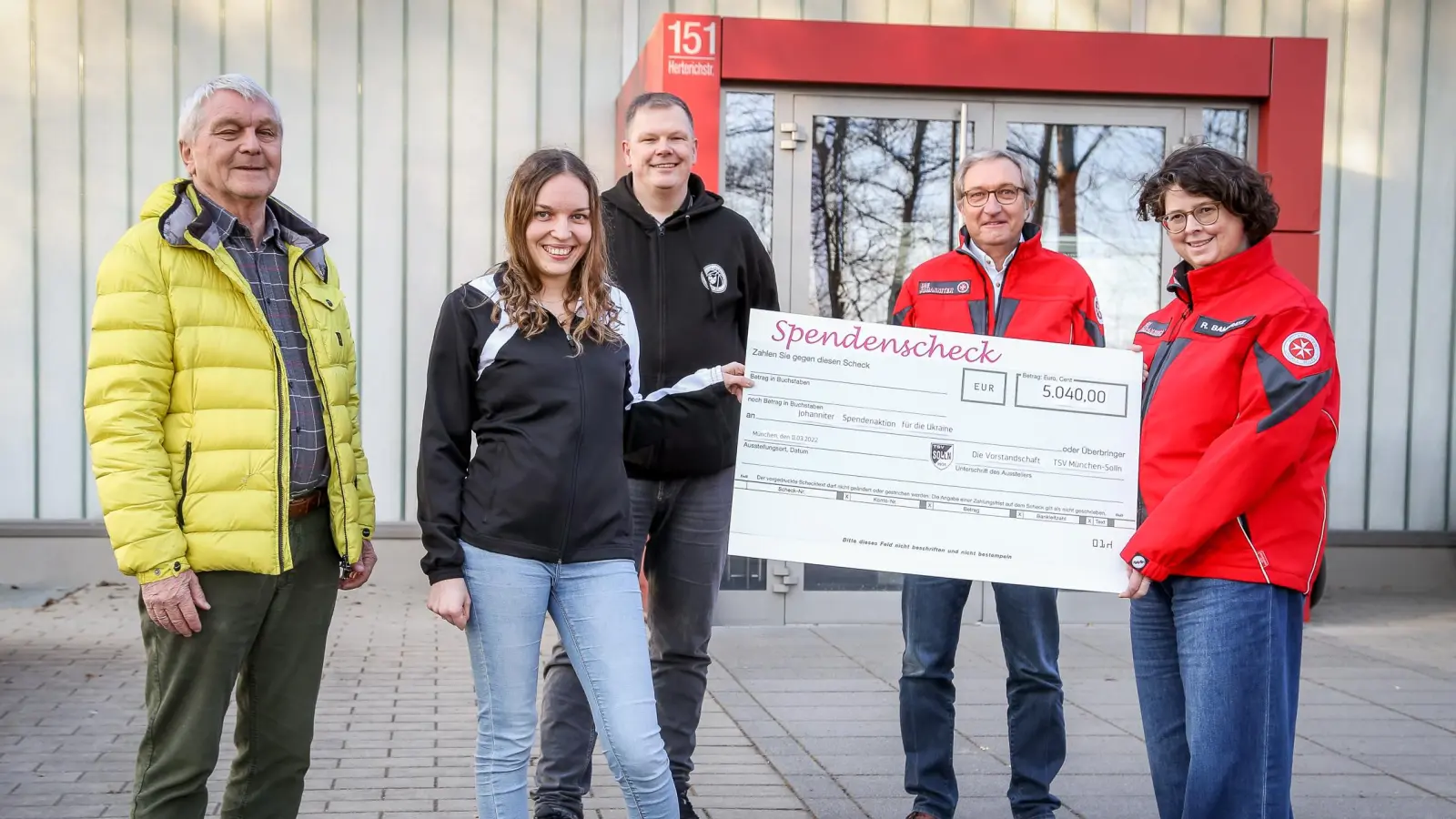 Der 1. Vorsitzende des TSV Solln, Karl Horner, Jugendleiterin Franziska Marquis und Pressereferent Bastian Golić übergeben die gespendete Ehrenamtspauschale an Stefan Dung und Regina Bamgratz von den Johannitern. (von links). (Foto: Gerhard Bieber)