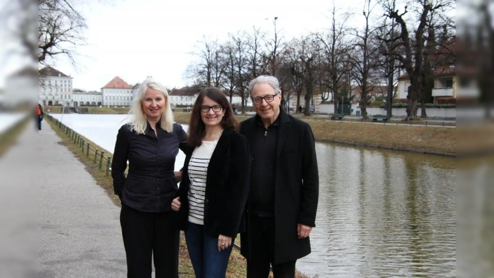 Bildungspolitische Unterstützung: Anna Seliger (links), die Gründerin der Ferienakademie A.pplaus, zusammen mit den Stadträten Kathrin Abele und Marian Offman. (Foto: sb)