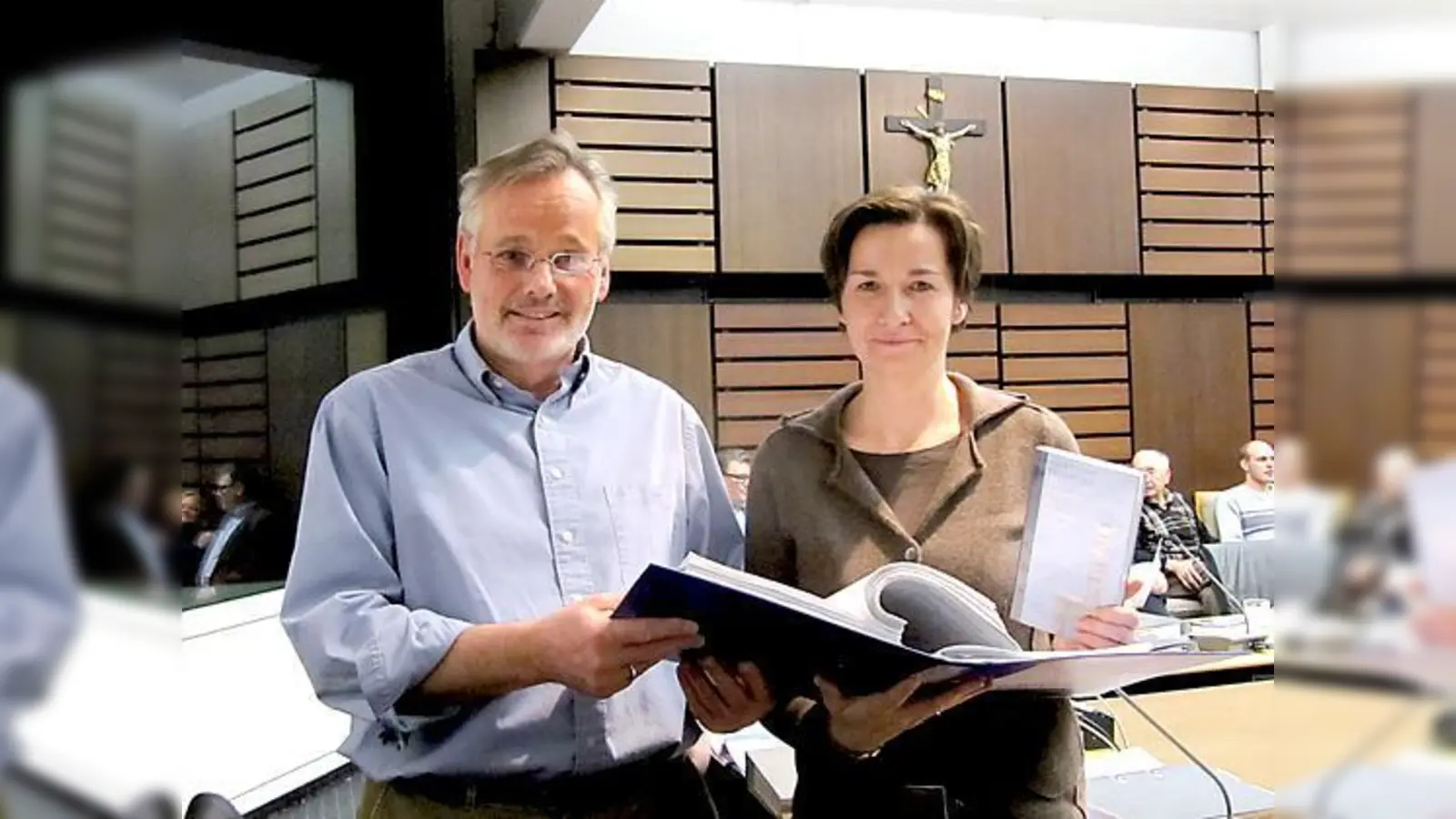 Britta Riedl übergab Bürgermeister Jörg Pötke den Ordner mit 2.500 Unterschriften.	 (Foto: hw)