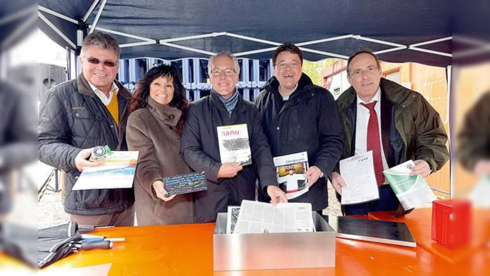 Die Bürgermeister (v.l.) Edwin Klostermeier (Putzbrunn), Günter Heyland (Neubiberg), Thomas Loderer (Ottobrunn) und Dr. Stefan Straßmaier (Hohenbrunn) sowie Schulleiterin Ute Landthaler zeigen die Beigaben für die Zeitkapsel.	 (Foto: Claus Schunk)