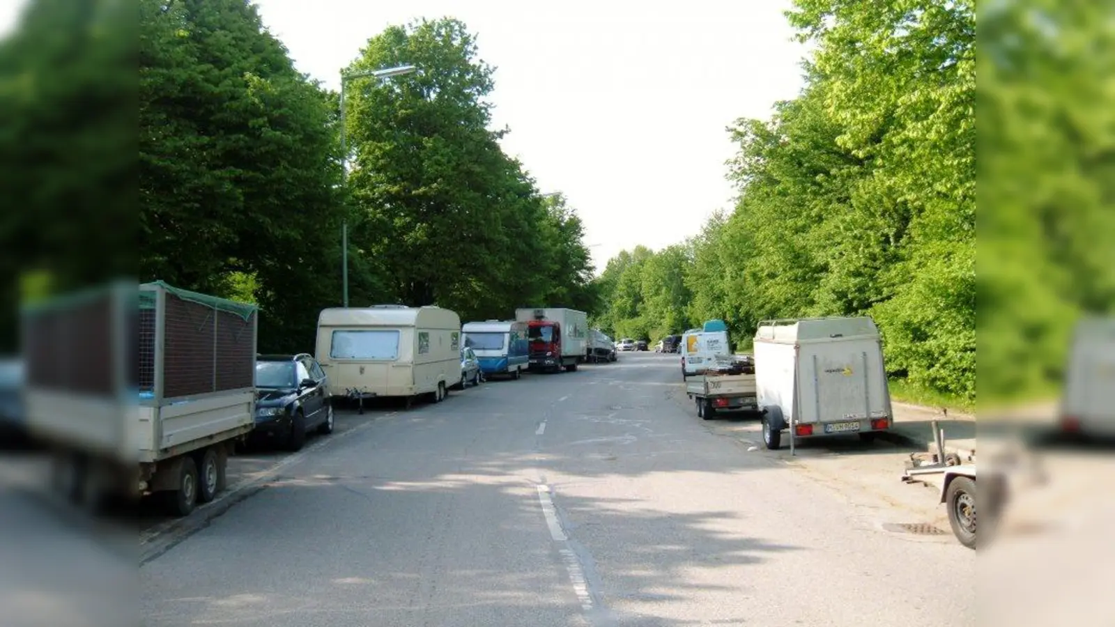 Parkende Anhänger, Wohnwagen und LKWs prägen das Bild der Siegenburger Straße. (Foto: ah)