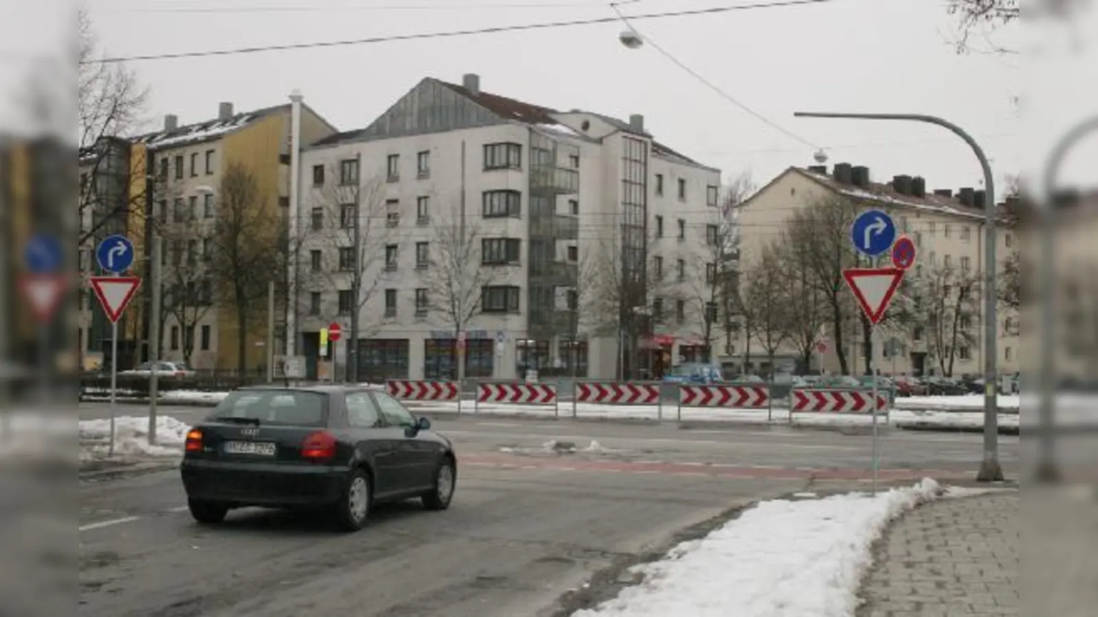Das wird nichts  die Möglichkeit von der Feldmochinger in die Dachauer Straße links einzubiegen, besteht seit dem 1. Dezember nicht mehr.	 (Foto: cr)