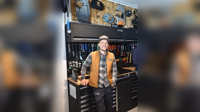 Geschäftsführer Alex Finsterer – leidenschaftlicher Biker - erfüllt sich seinen Traum in Kleinberghofen. (Foto: coe)