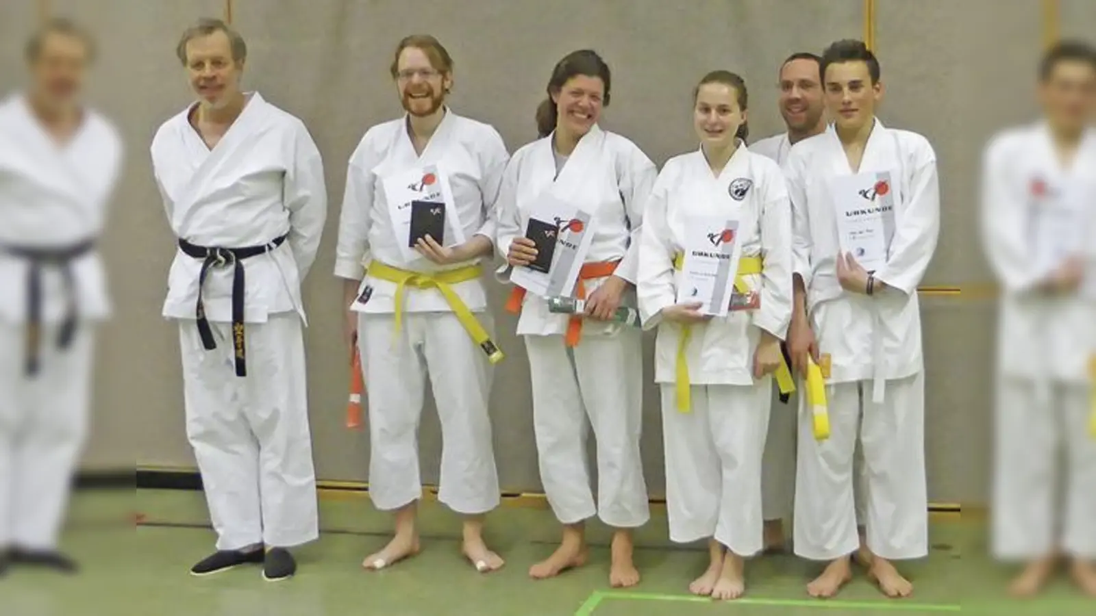 Stolz präsentieren die erfolgreichen Karate-Absolventen ihre Urkunden.	 (Foto: VA)