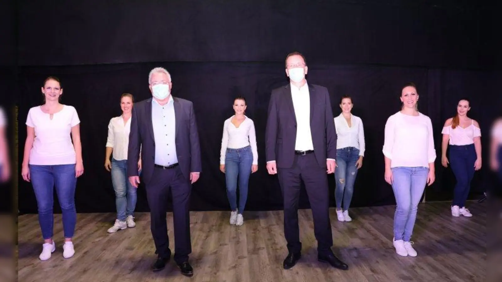 Danke an die Fans: Fun Unlimited mit (vorne von links) Kassiererin Tanja Appelmann, 2. Vorstand Gerhard Fuchs, Oberbürgermeister Andreas Haas, Vorstandsmitglied Julia Fuchs sowie (hinten von links) Cheftrainerin Meike Wilkowski, Kostümteam Stephanie Simml und Julia Kuhn, Cheftrainerin Jennifer Schalk. (Foto: Fun)